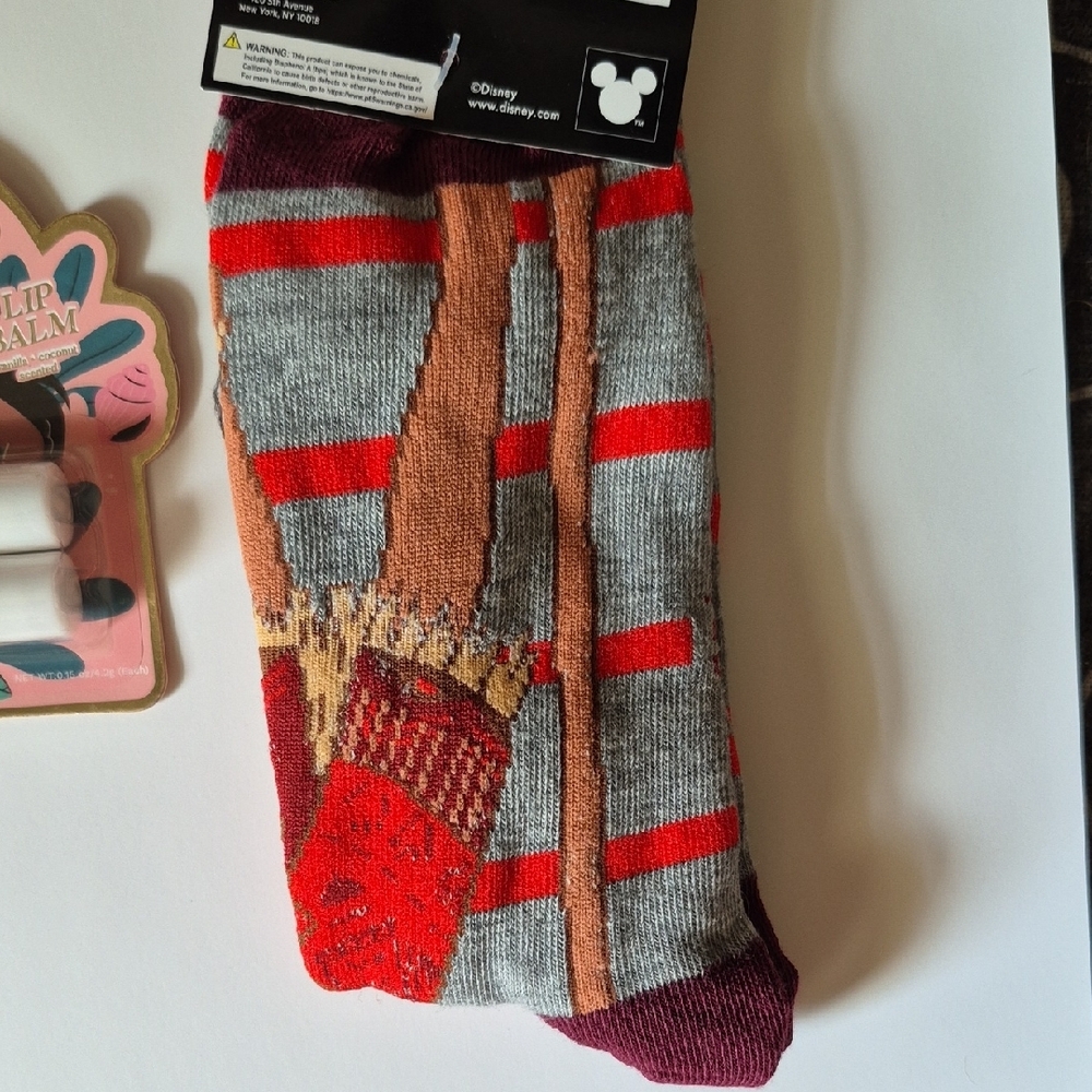 🔥🔥STEAL🔥🔥Disney Moana Gray and Red Crew Socks with Lip Balm - Picture 4 of 6